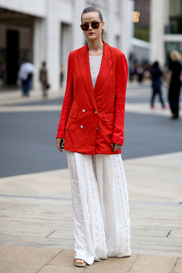 look-calca-pantalona-blusa-branca-blazer-vermelho-160812-115211