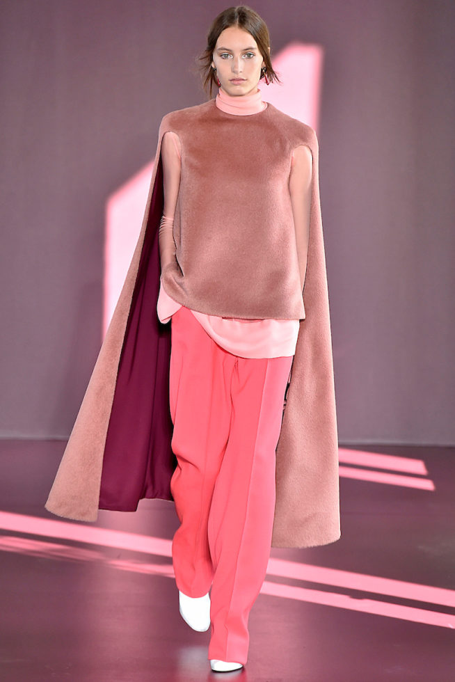 Capa de veludo com blusa de gola alta e calça de crepe rosa da marca valentino no Paris Fashion Week Haute Couture 18