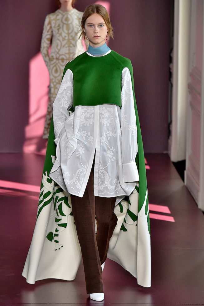 Capa verde com camisa bordada branca e calça marrom da Valentino no Paris Fashion Week Haute Couture 18