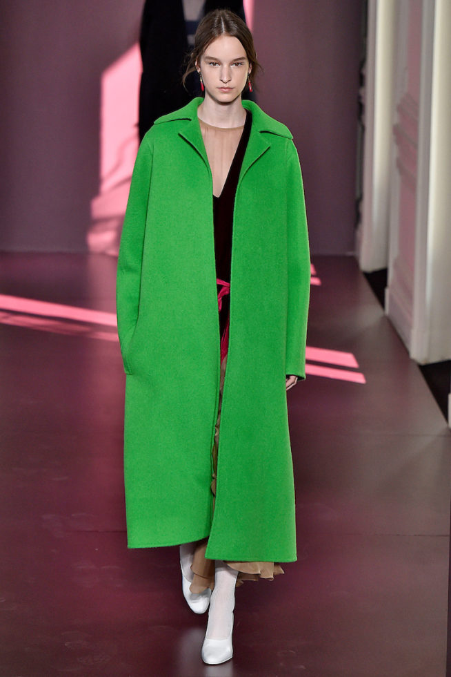 Casaco verde com vestido marrom e botas brancas da Valentino no Paris Fashion Week Haute Couture 18
