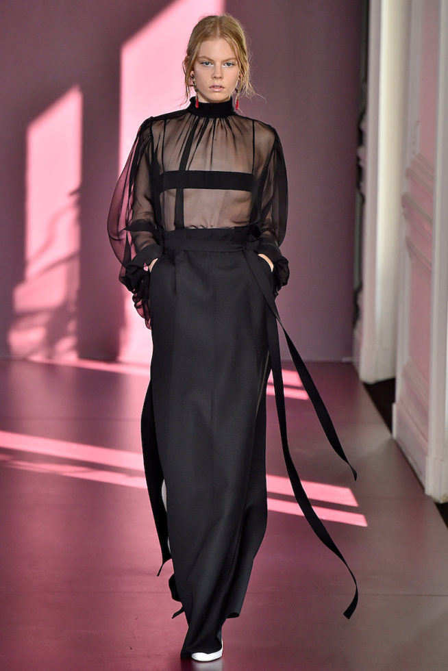 Macacão preto com transparência e gola alta da Valentino no Paris Fashion Week Haute Couture 18