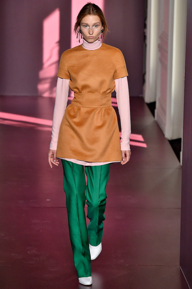 Blusa de gola alta com sobreposição de bata laranja e calça verde da Valentino no Paris Fashion Week Haute Couture 18