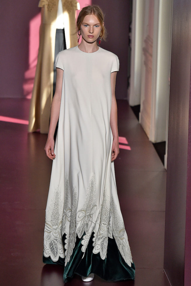 Vestido branco com detalhes na barra em verde da Valentino no Paris Fashion Week Haute Couture 18