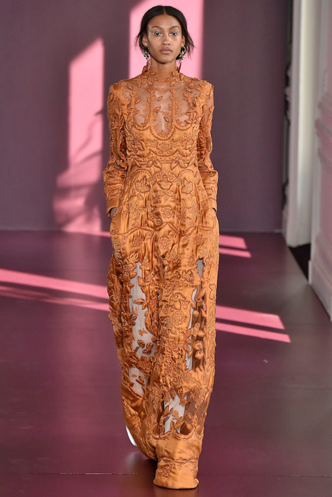 Vestido laranja bordado e calça branca da Valentino no Paris Fashion Week Haute Couture 18