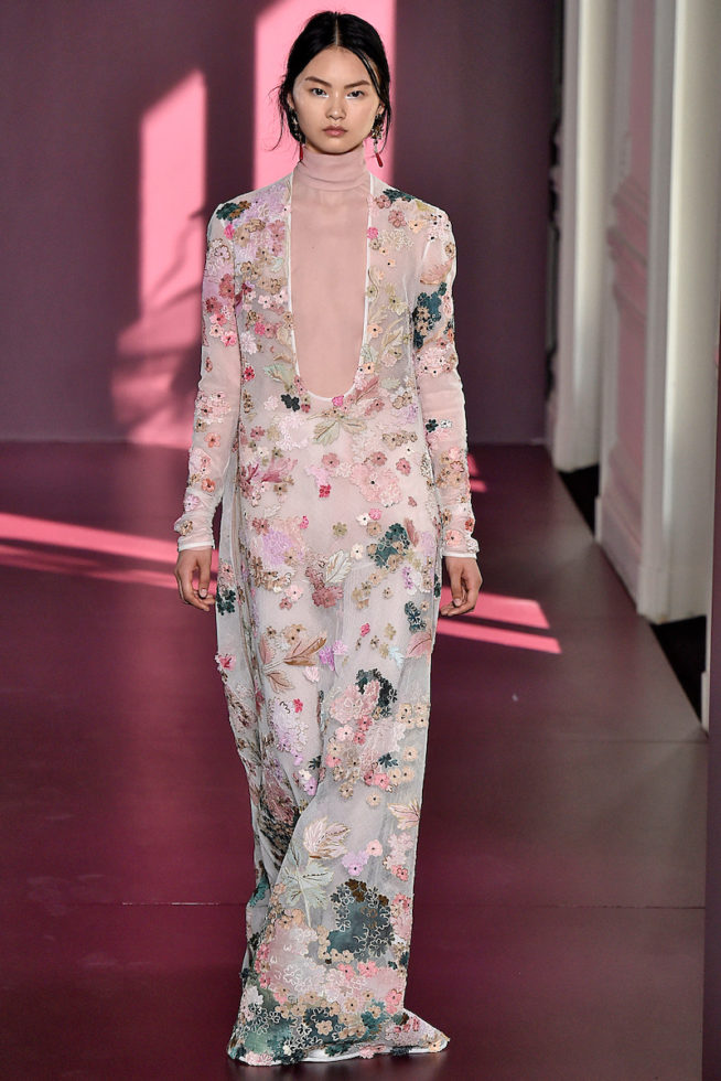 Blusa de gola alta com vestido branco bordado da Valentino no Paris Fashion Week Haute Couture 18