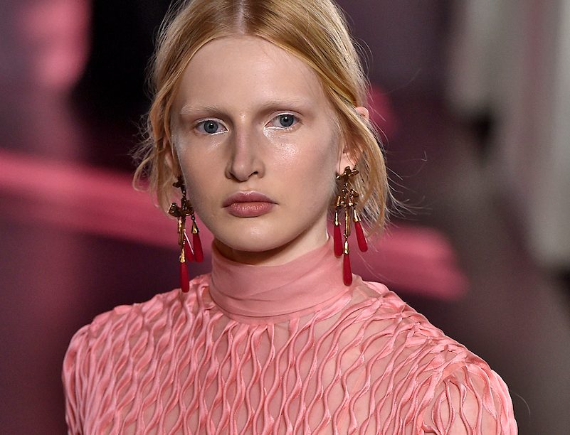 Vestido rosa de gola alta da marca valentino coleção 2018