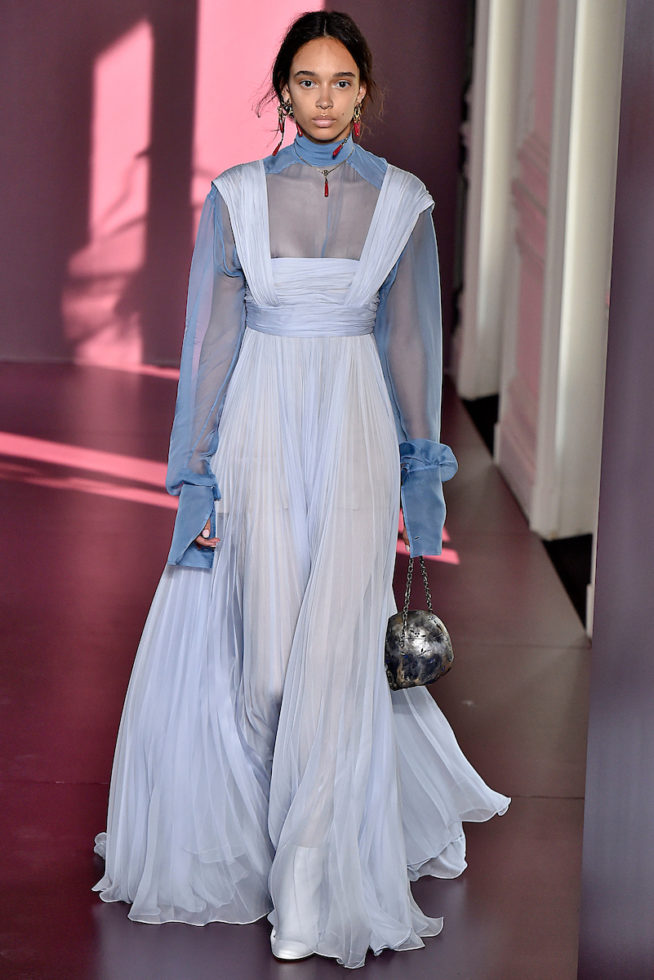 Camisa de organza azul de gola alta com vestido azul Valentino no Paris Fashion Week Haute Couture 18