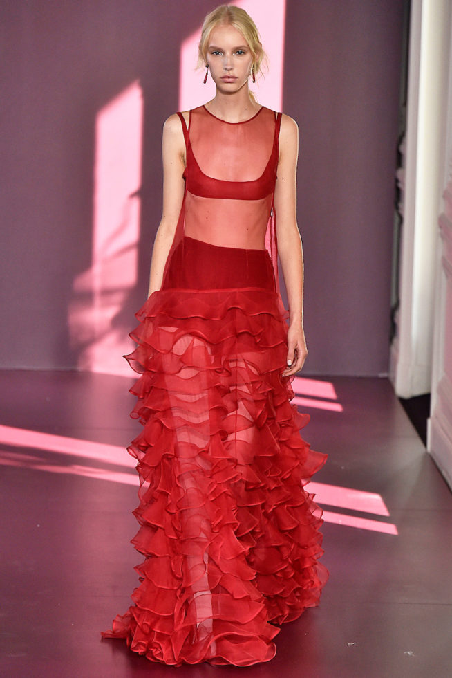 Vestido vermelho com transparência e babados da Valentino no Paris Fashion Week Haute Couture 18