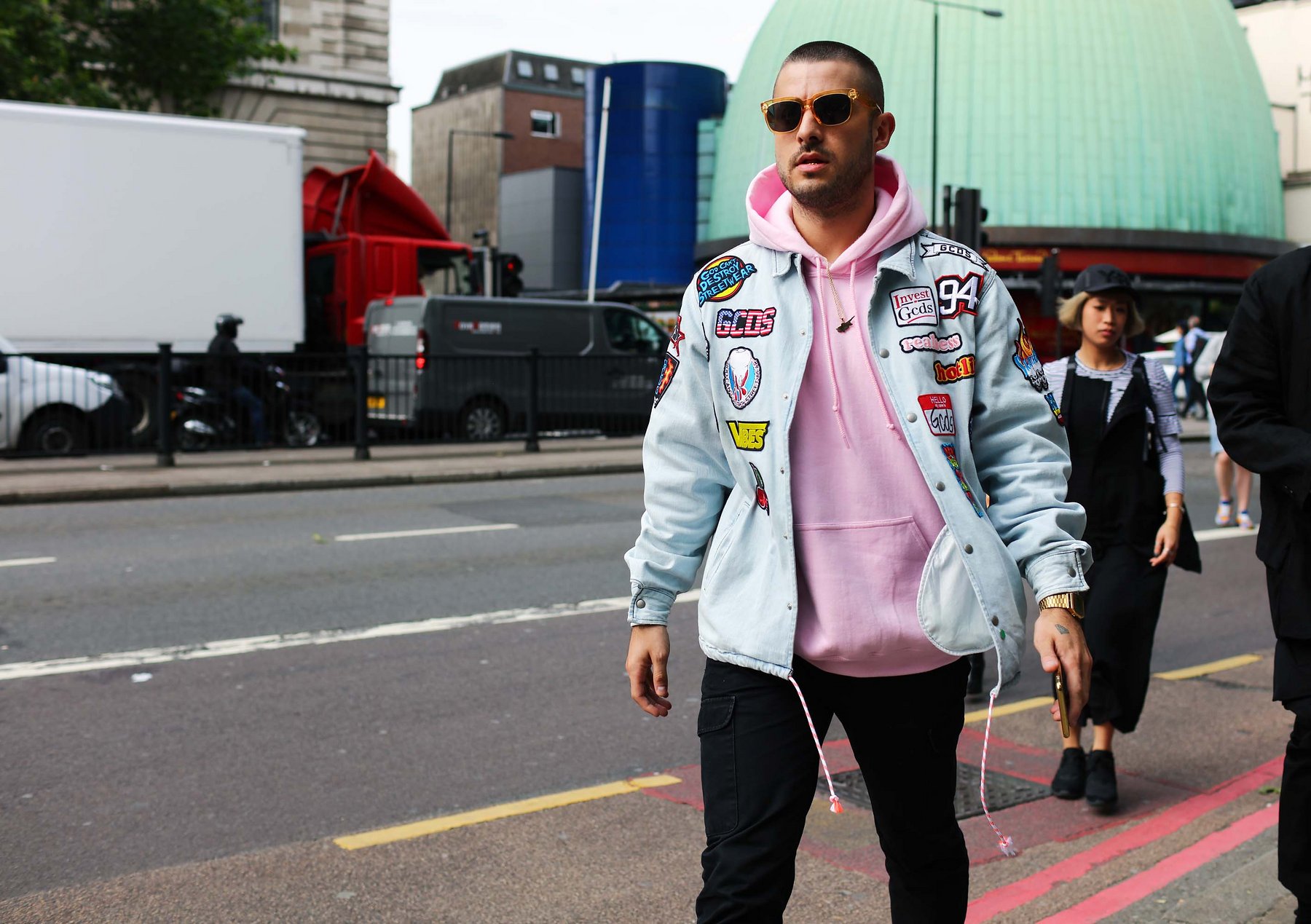 Streetstyle masculino com moletom e patch millennial pink