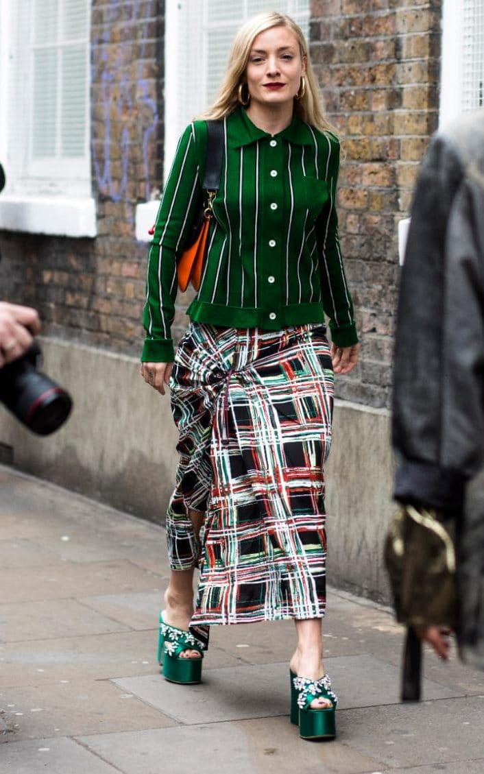 Street style mix de estampas listradas e xadrez no Copenhagen Fashion Week