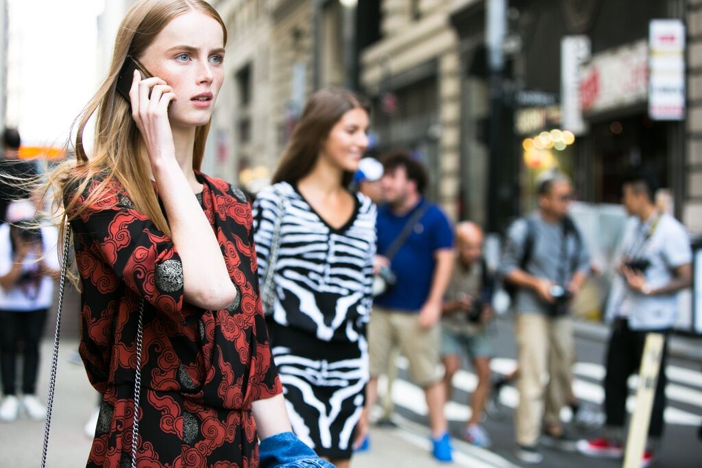 Street style mix de estampas gráficas no Copenhagen Fashion Week