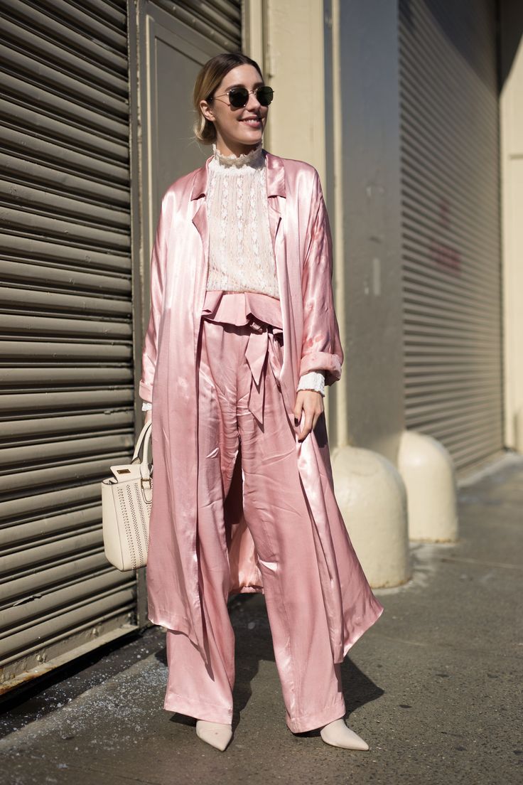 Streetstyle com look total em millennial pink