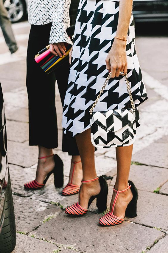 Street style mix de estampas gráficas no Copenhagen Fashion Week