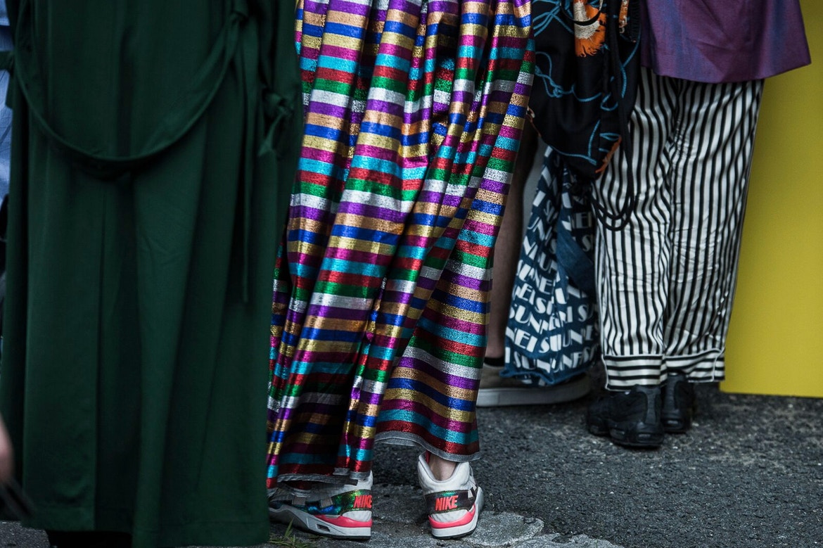 Street style com mix de estampas listradas no Copenhagen Fashion Week