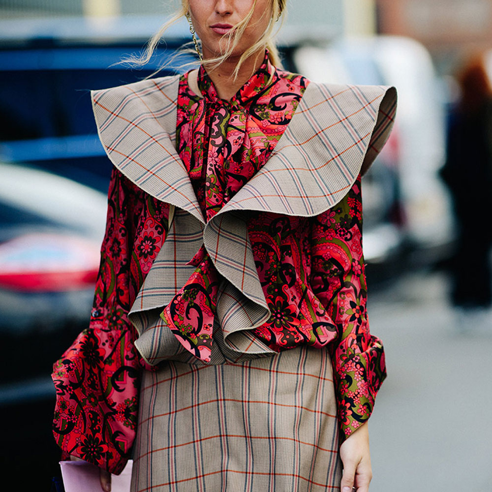 Streetstyle com mix de estampas floral e xadrez no Copenhage Fashion Week