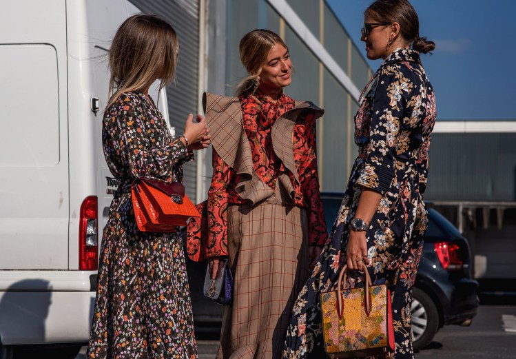 Streetstyle feminino com mix de estampas no Copenhage Fashion Week