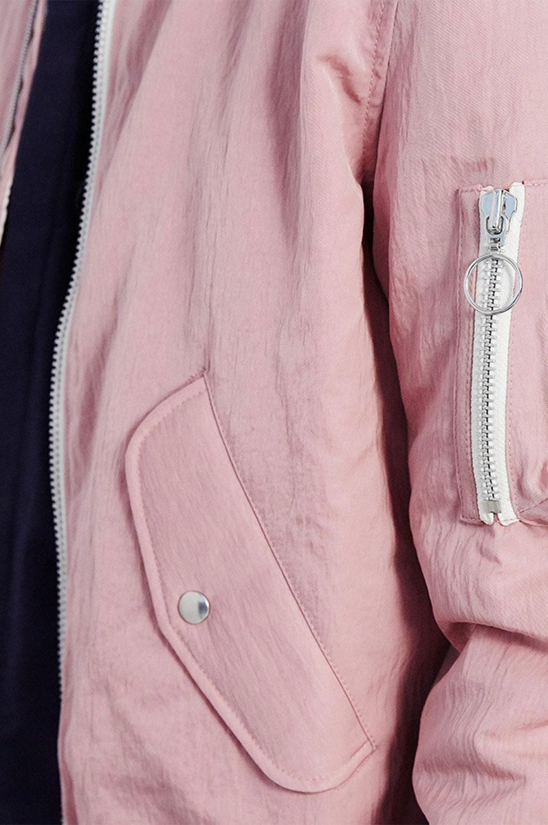 Streetstyle com detalhes de casaco em millennial pink