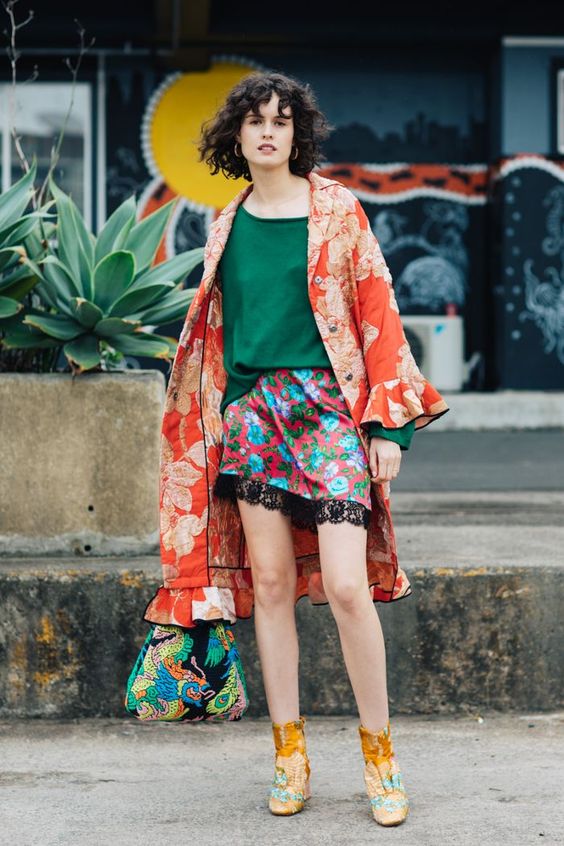 Streetstyle com mix de estampas florais no Copenhage Fashion Week