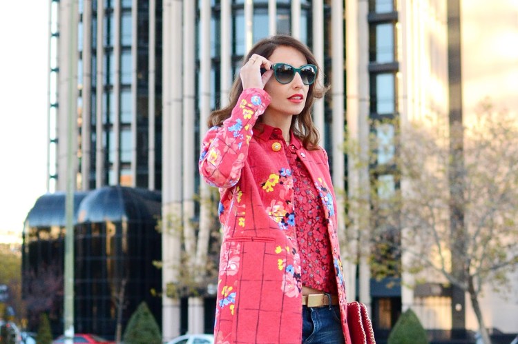 Streetstyle feminino com mix de estampas floral em tons de rosa