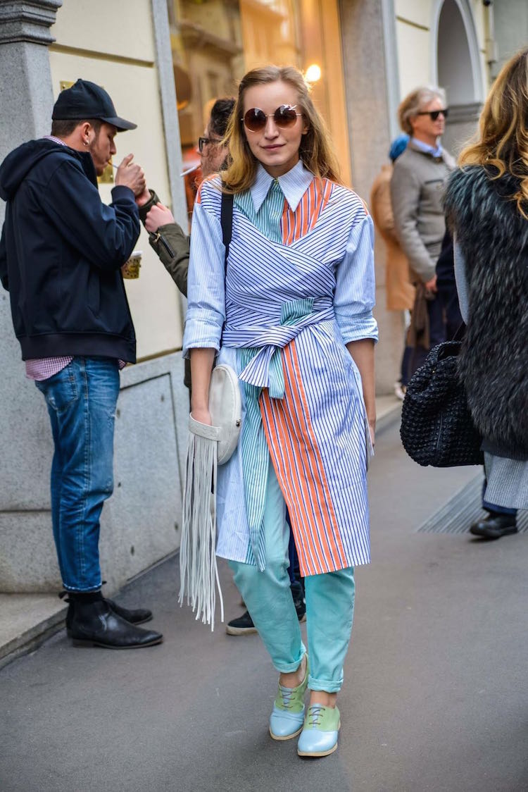 Streetstyle feminino com estampa listrada em azul e rosa no Copenhage Fashion Week
