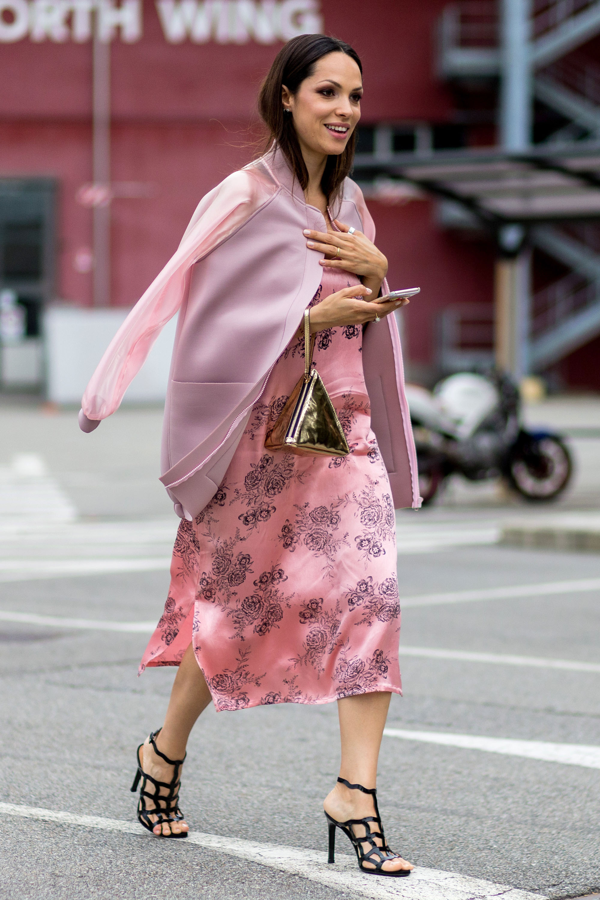Streetstyle com vestido e cardigã em millennial pink