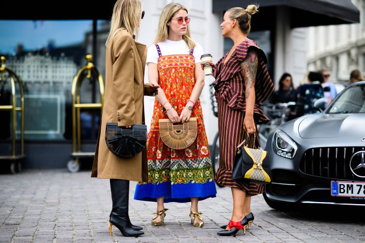 Streetstyle feminino com mix de estampas étnicas e listrado no Copenhage Fashion Week