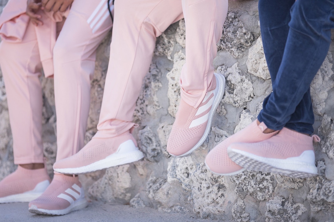 Tênis adidas em millennial pink