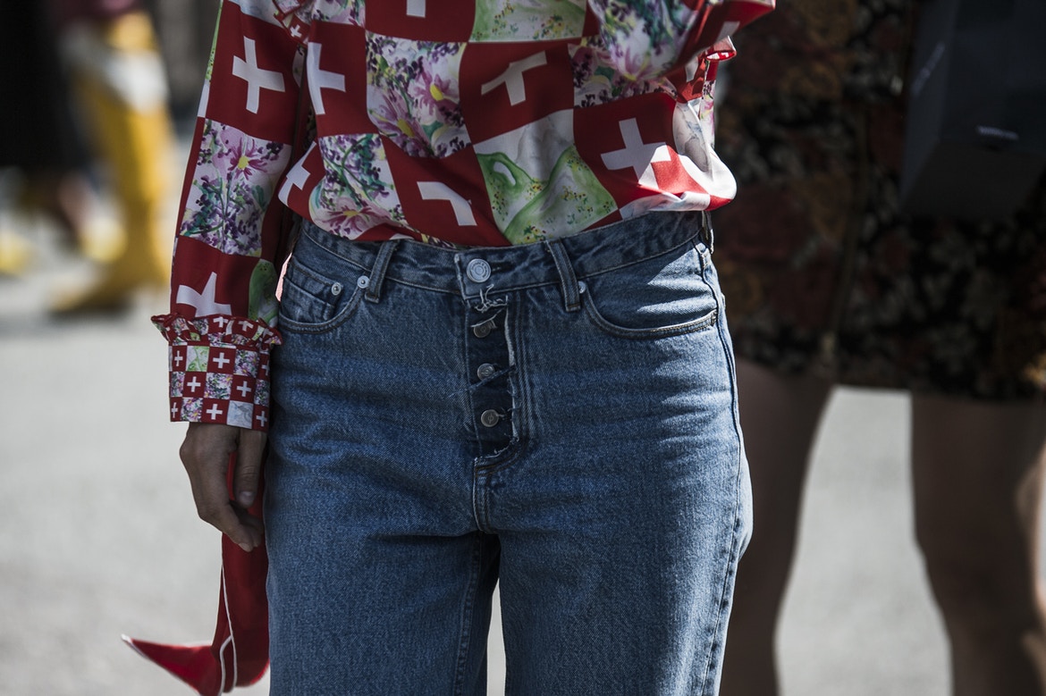 Streetstyle feminino com estampa xadrez em vermelho no Copenhage Fashion Week