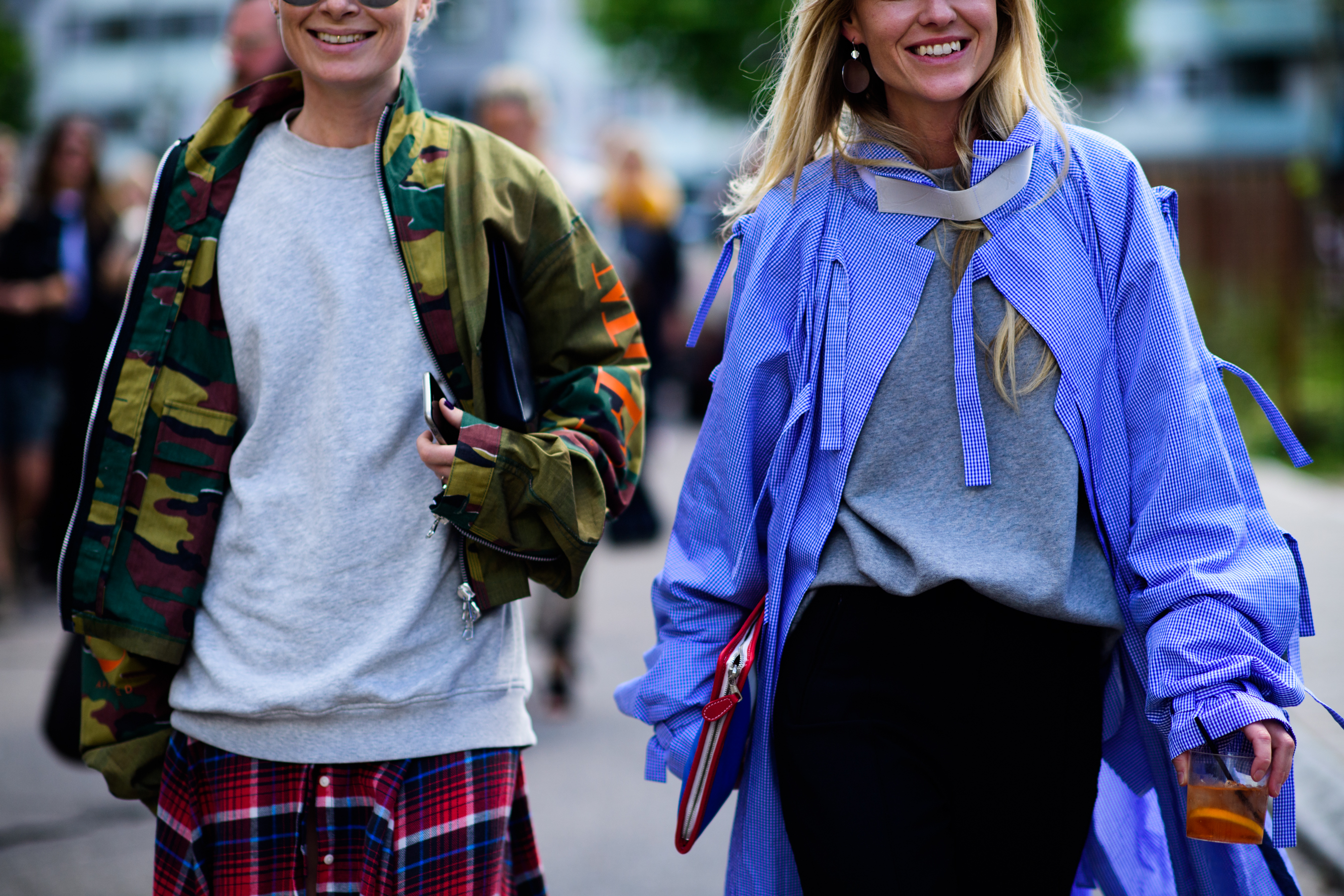 Streetstyle com mix de estampas militar e xadrez no Copenhage Fashion Week