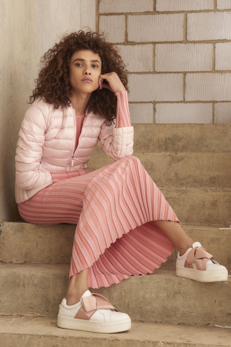 Streetstyle com casaco e saia em millennial pink