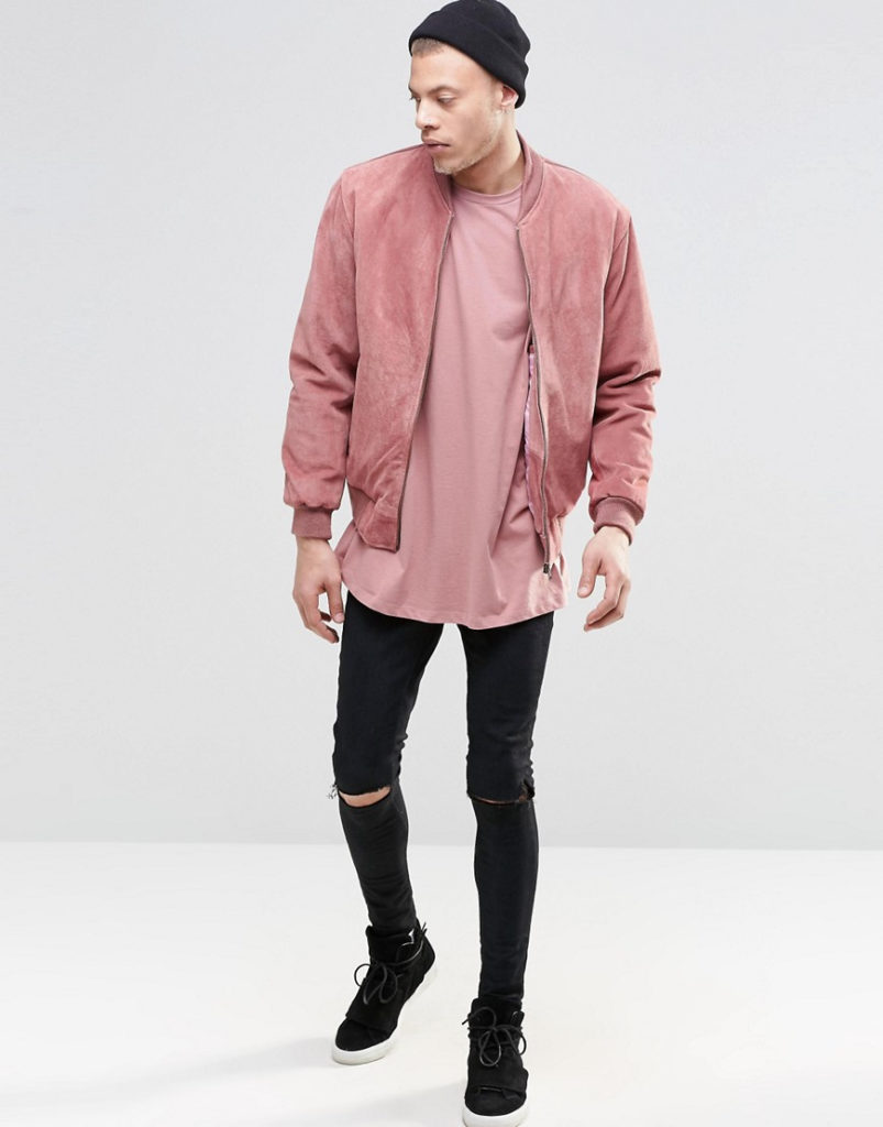 Streetstyle masculino com camiseta e casaco em millennial pink