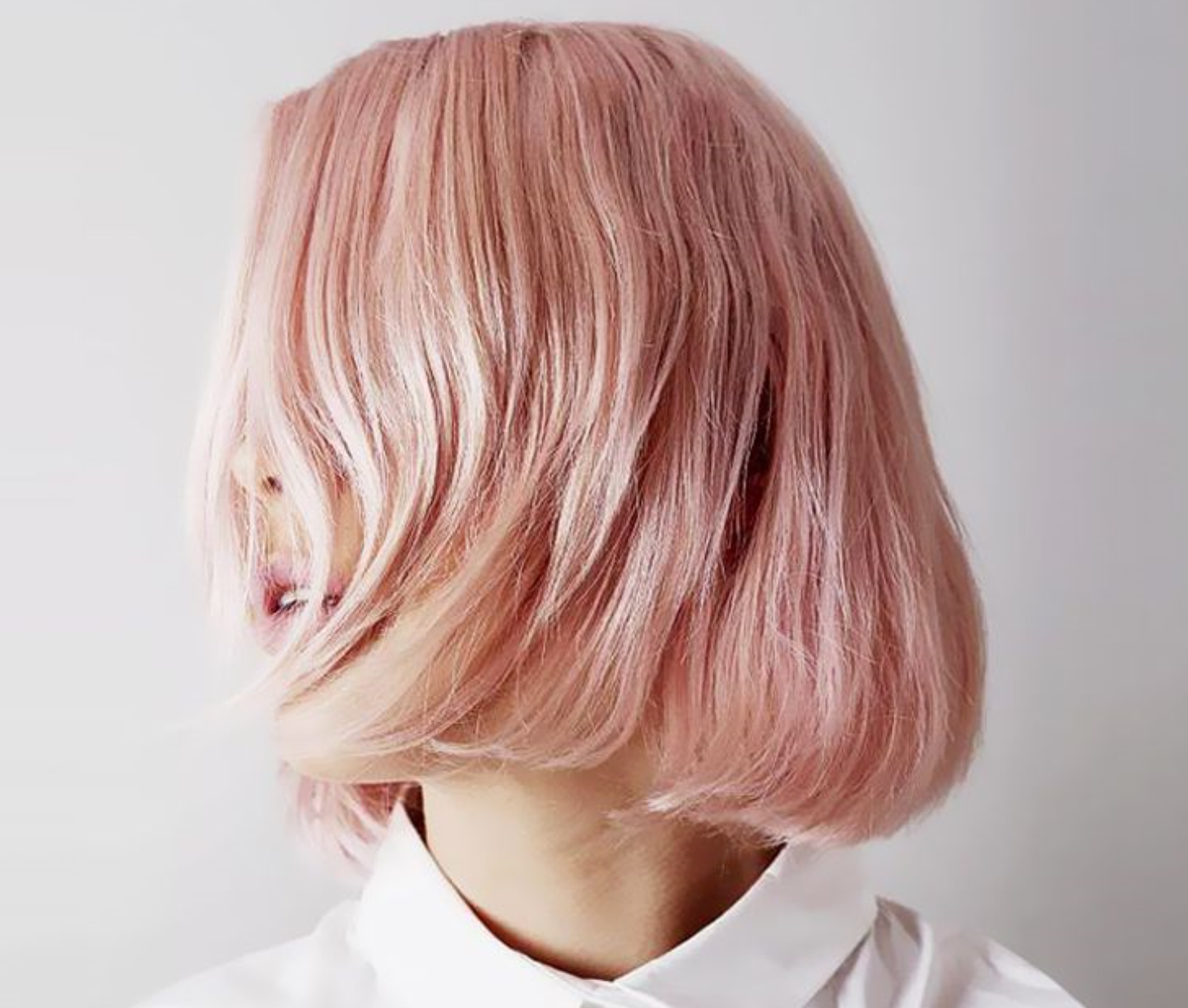 Cabelo curto com coloração millennial pink