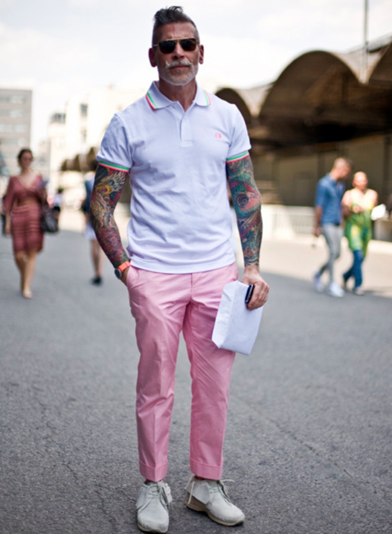 Streetstyle masculino com calça em millennial pink