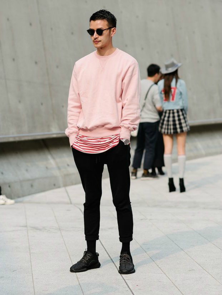 Streetstyle masculino com moletom em millennial pink