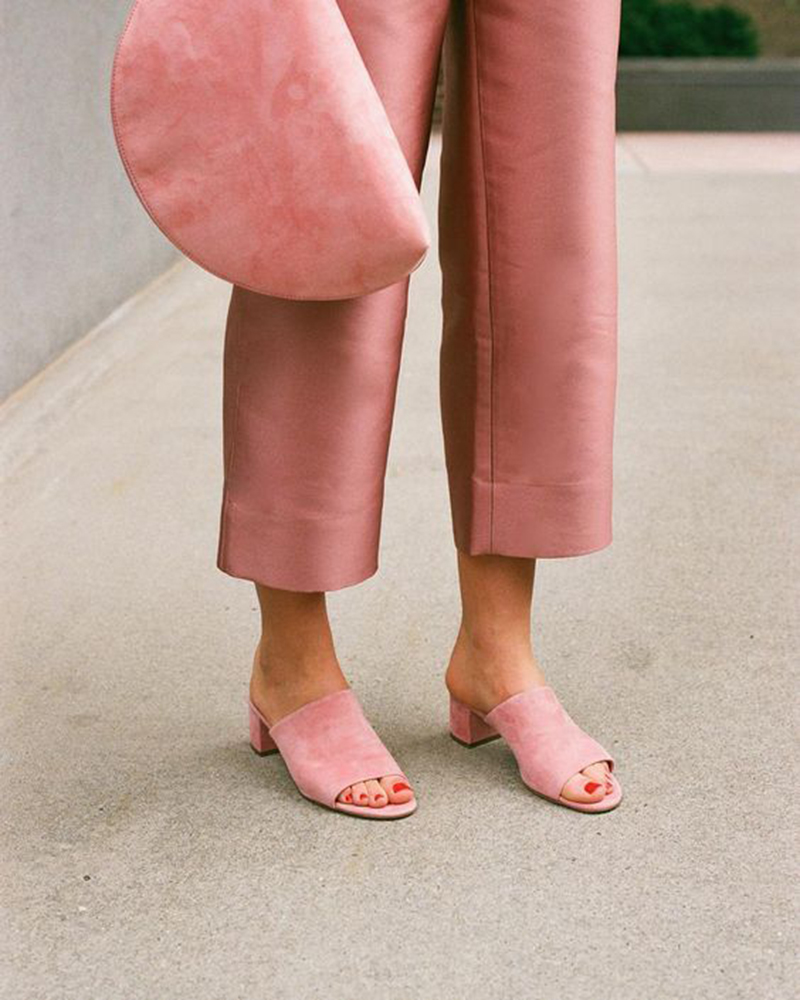 Sapato trend millennial pink com calça e bolsa na mesma cor
