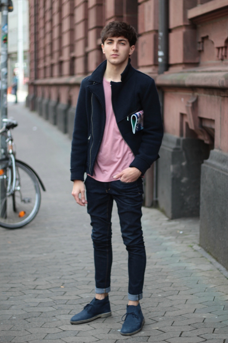 Streetstyle masculino com camiseta em millennial pink