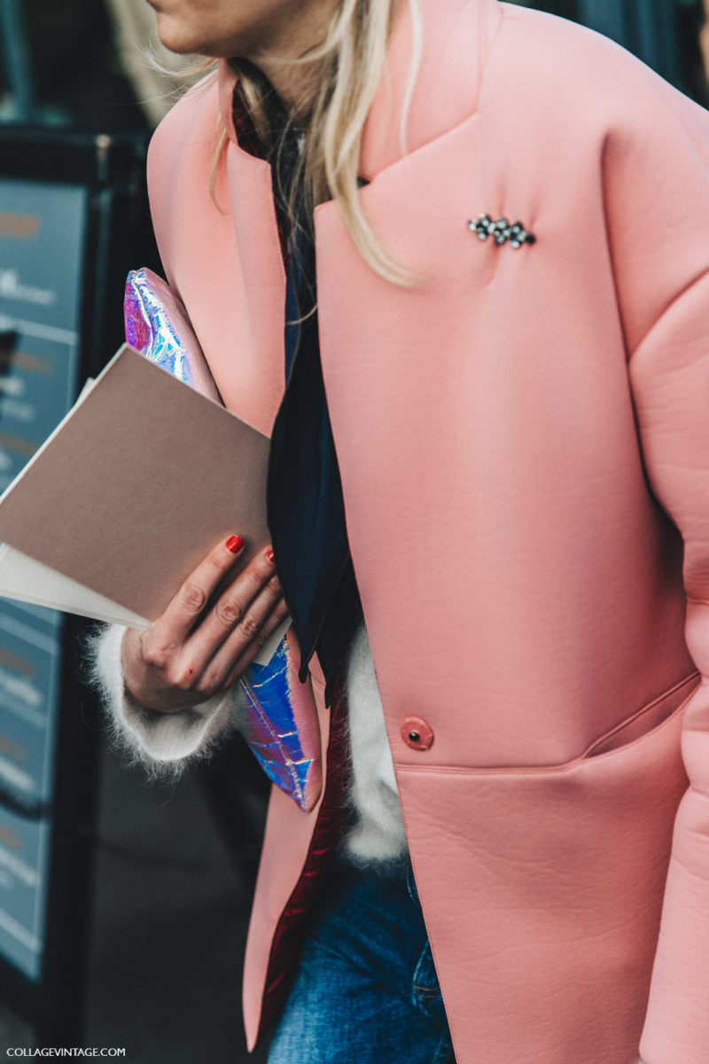 Casaco na cor millennial pink com detalhes de broches