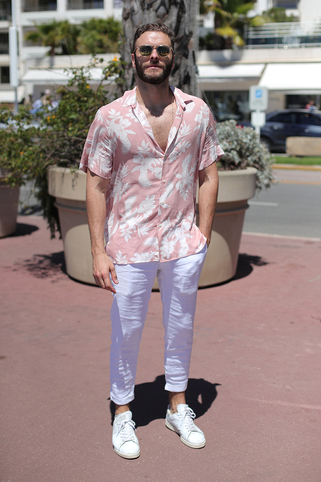 Streetstyle masculino com camisa florida em millennial pink