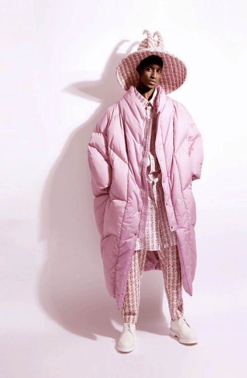 Streetstyle masculino com look total millennial pink