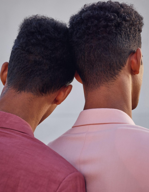 Streetstyle masculino com camisas em millennial pink