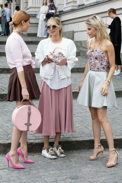 Streetstyle vestido e saia em millennial pink