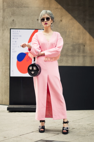 Streetstyle vestido em millennial pink