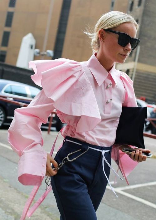 Streetstyle camisa com babados na manga em millennial pink