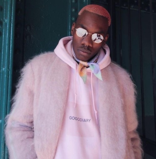 Streetstyle masculino com moletom em millennial pink