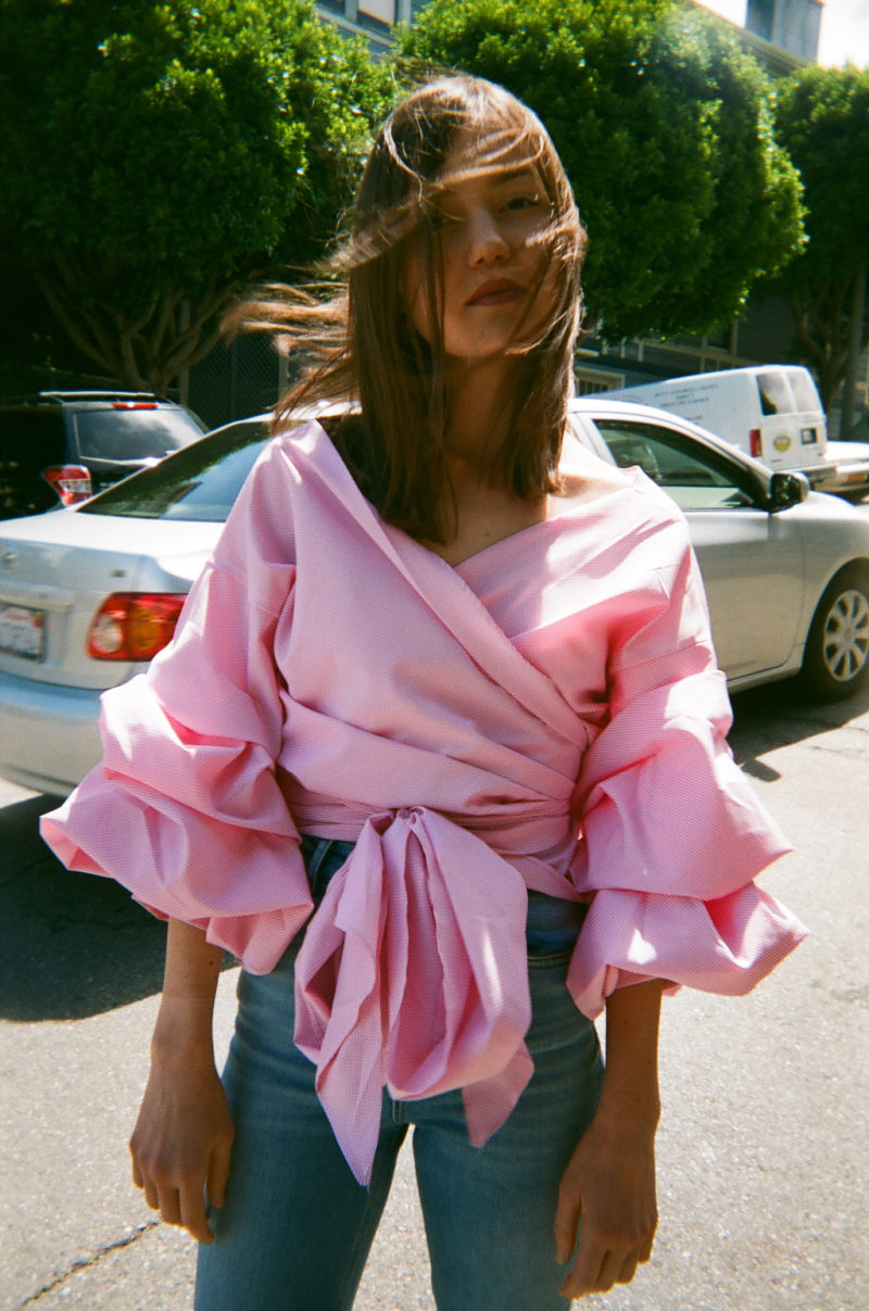 Streetstyle camisa com mangas volumosas em millennial pink